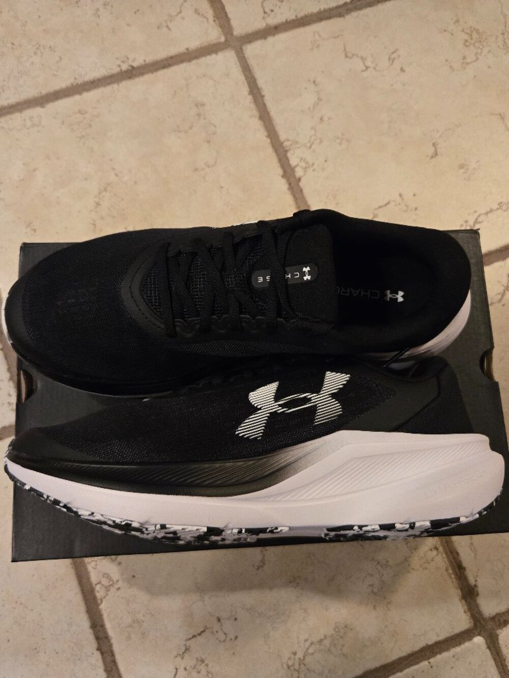 NEW Under Armour Chase 6014417-001 Men's Black/White Size 10 Shoes